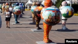 Фигуры в Астане, символизирующие страны -
участницы выставки ЭКСПО.