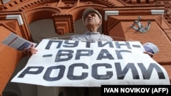 Громадський активіст Володимир Іонов на акції протесту в центрі Москви неподалік Кремля (архівне фото)