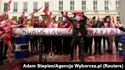 Oamenii protestează împotriva politicii energetice maghiare și a importului de petrol rusesc prin conducta Przyjazn în fața Ambasadei Ungariei din Varșovia, la 4 iunie 2022.
