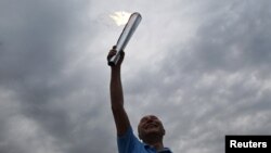 Preşedintele suspendat al României Traian Băsescu ținând o „torță a democrației” la un miting în Bucureşti, 26 iulie.