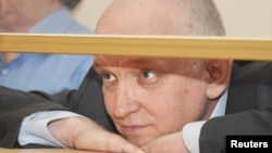 Владимир Козлов, оппозициялық саясаткер сот залында.