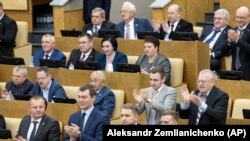 Parlamentarii ruși aplaudă după ce au votat, în unanimitate, revizuirea Constituției în Duma de Stat.

