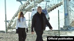 Arxiv fotosu: Prezident İlham Əliyev xanımı ilə Qəbələ istirahət mərkəzində. 3 yanvar 2013