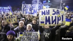 Учасники тримають плакати та вигукують гасла на проукраїнському мітингу в Донецьку, 5 березня 2014 року