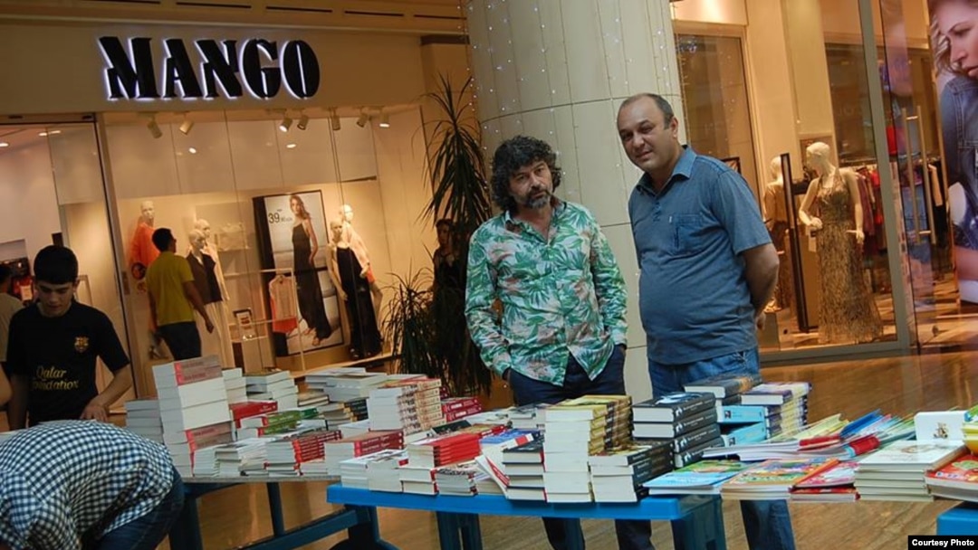Nadir Qocabəyli və Şahbaz Xuduoğlu kitab yarmarkasında