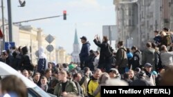 Участники антикоррупционной акции протеста в Москве
