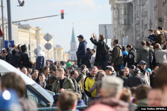 Москва, участники акции "Он нам не Димон" на Тверской улице, 26 марта 2017 года