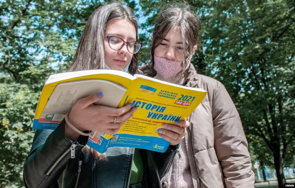 Абітурієнти після ЗНО з історії України. Ілюстративне фото