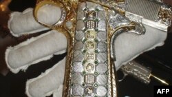Есірткі картельдері басшыларының бірінің алтын, күміс, жақұт жапсырылған тапаншасы. Мексика, 3 мамыр 2010 жыл. (Көрнекі сурет)