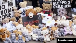 Акция в защиту детей сирийского города Алеппо, пострадавших из-за ударов авиации России, Лондон, октябрь 2016 год