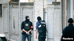 پلیس بلژیک در جریان عملیات ضدتروریستی و بازرسی خانه‌ای مرتبط با پرونده کشتار پاریس. ۱۵ مارس ۲۰۱۶
