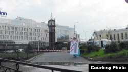 Жительница Петрозаводска Тамара Егорова вышла к стеле с плакатом "Хватит уродовать город!" Фото Тамары Спектор 
