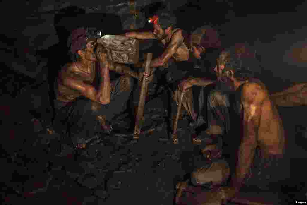 کارگران معدن در یک وقفه برای نوشیدن آب