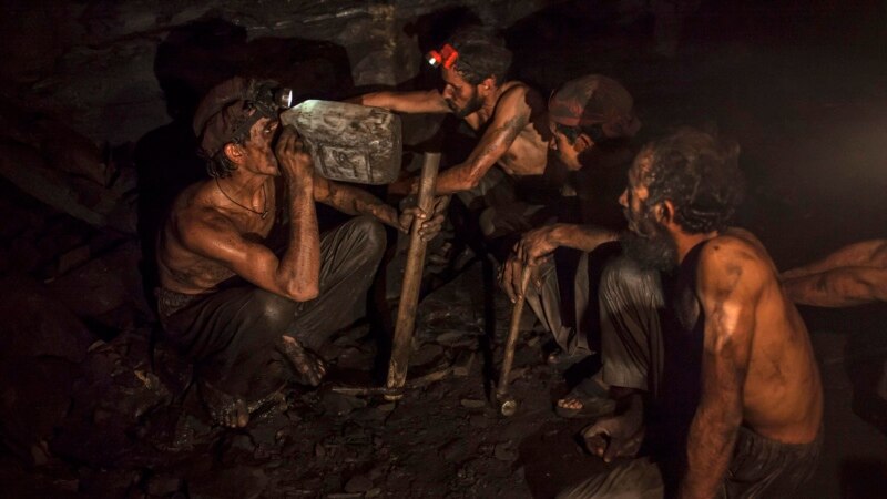 Девет рудари загинаа во Пакистан