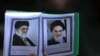 Irán – Egy férfi, kezében egy könyv Homeini ajatollah (jobbra) és Ali Hámenei ajatollah portréival. Dátum nélkül