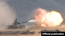 Armenia - A battle tank opens fire during Russian-Armenian military exercises at Alagyaz shooting ground, 24Sep2015.