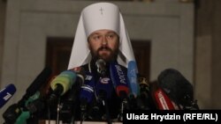 Орыс православие шіркеуінің митрополиті Иларион Константинопольмен байланыстың тоқтатылатыны туралы мәлімдеп тұр. Минск, 15 қазан 2018 жыл.