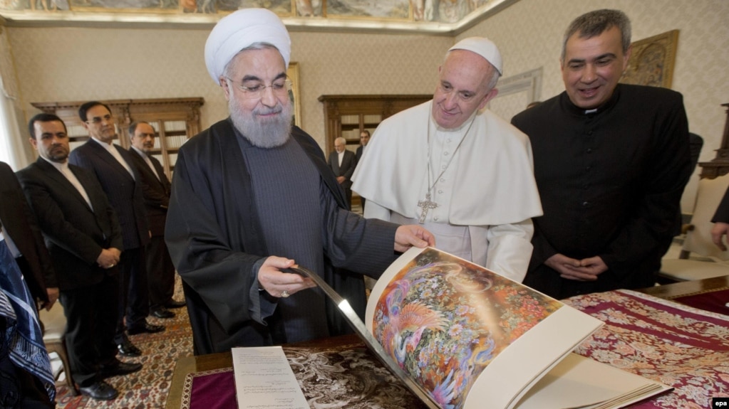 يقلل البيت الأبيض من أهمية إلاستعانة بالبابا فرانسيس كوسيلة للإتصال بإيران, لكنه لا يستبعده. 4 Pope Francis (center right) and Iranian President Hassan Rohani (center left) exchange gifts during their private audience at the Vatican on January 26.