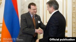 Премьер-министр Армении Карен Карапетян (справа) принимает посла США в Армении Ричарда Миллза, Ереван, 10 февраля 2017 г.
