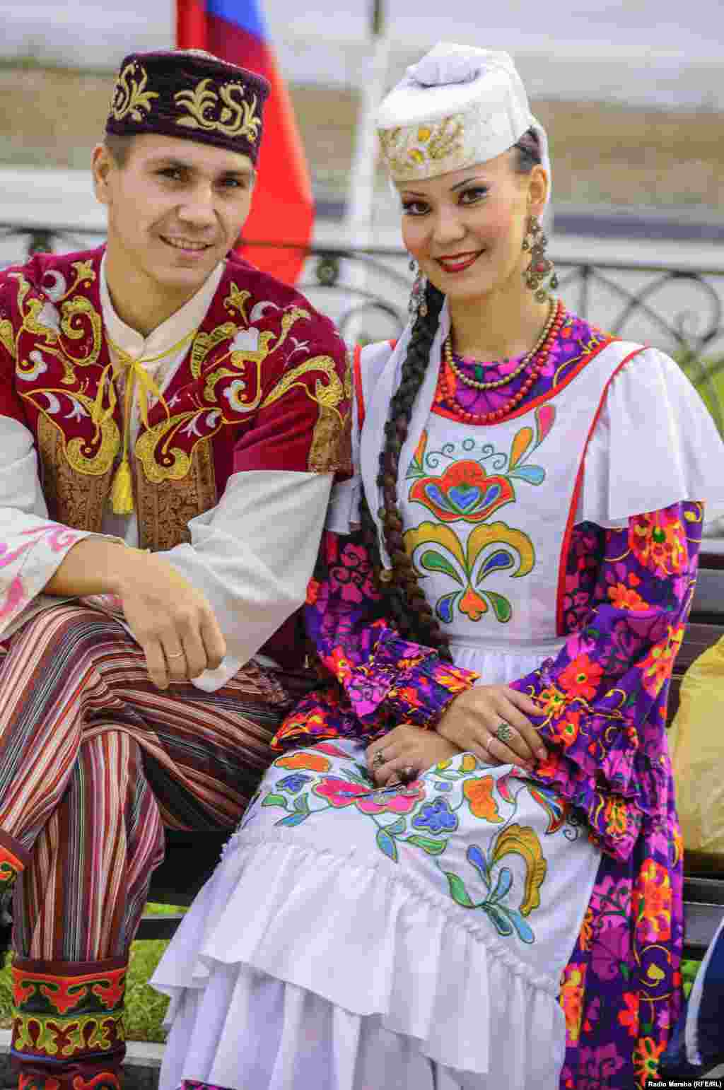 Татарстан җыр һәм бию ансамбленнән Раил Ганиев һәм Айгөл Кыямова.