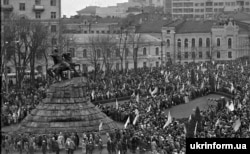 Мітинг у столиці України на Софійському майдані (на той час площі Богдана Хмельницького) після завершення «Живого ланцюга» в рамках відзначення історичного Акту Злуки УНР і ЗУНР в 1919 році. Київ, 21 січня 1990 року