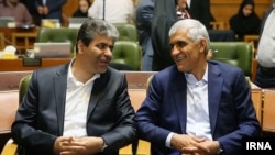 حجت‌الله میرزایی (چپ) در کنار شهردار تهران