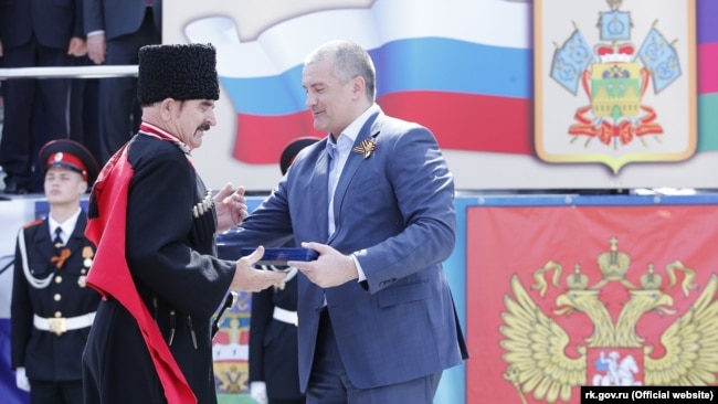 Сергей Аксенов вручает часы одному из кубанских казаков, 2016 год