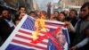 Pakistanci u Pešavaru pale američku zastavu uz koju stoji slika Donalda Trumpa