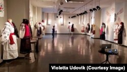 На виставці, яка триватиме до 22 листопада, представили 17 самобутніх костюмів зі 16 регіонів України, а також рушники з Центральної України з колекції Олени Скрипки