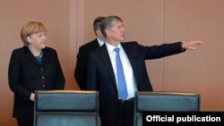 Встреча президента КР с федеральным канцлером ФРГ, Берлин, 11 декабря 2012 года.