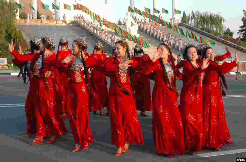 Mərkəzi Asiya &ouml;lkələrinin bir &ccedil;oxunda zəvvarlar vətənlə milli paltarda&nbsp; xudahafizləşirlər. Fotoda: T&uuml;rkmən qızları milli geyimdə rəqs edirlər. (rfe/rl)