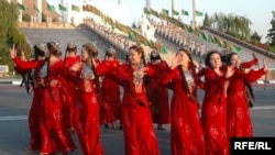 Танцующие девушки в национальных туркменских костюмах.