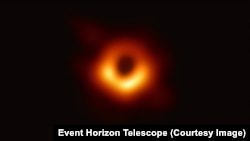 Первый снимок черной дыры, полученный с помощью телескопа Event Horizon.