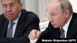 Szergej Lavrov és Vlagyimir Putyin Moszkvában tárgyal John Bolton akkori amerikai nemzetbiztonsági tanácsadóval Moszkvában 2018. október 23-án