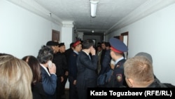 Сотрудники полиции в коридоре возле зала, где проходит судебное заседание по делу Искандера Еримбетова о «мошенничестве». Алматы, 22 октября 2018 года. 