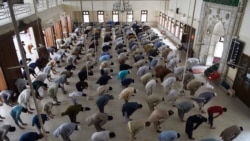ادای نماز به جماعت با رعایت فاصله جسمی در پاکستان