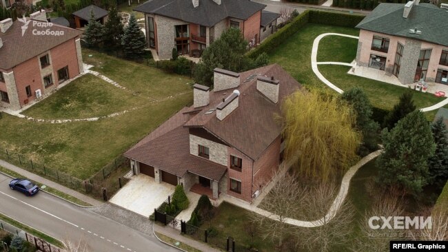 У декларації міністра не вказаний будинок в елітному котеджному містечку «Сонячна долина» в селі Романків під Києвом, яким володіє його дружина