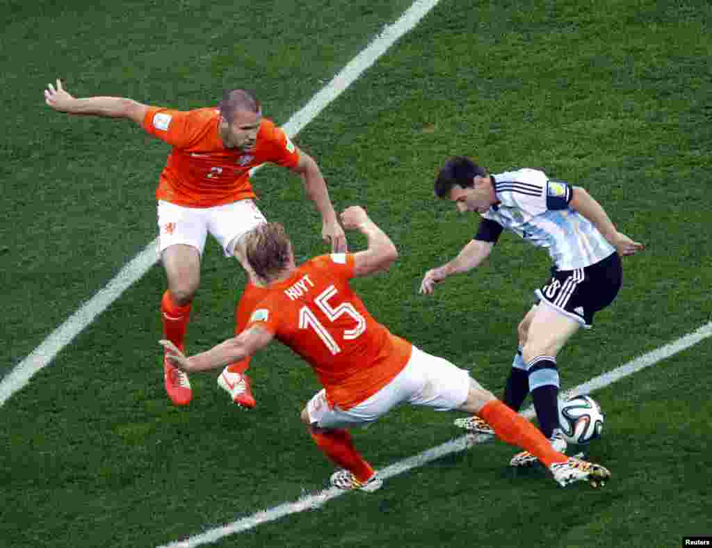 Hollandiya-Argentina &ndash; 2:4. Ron Vlaar (solda), Dirk Kuyt (ortada) və Lionel Messi.