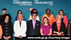 Таро Коно на конференции женщин-министров