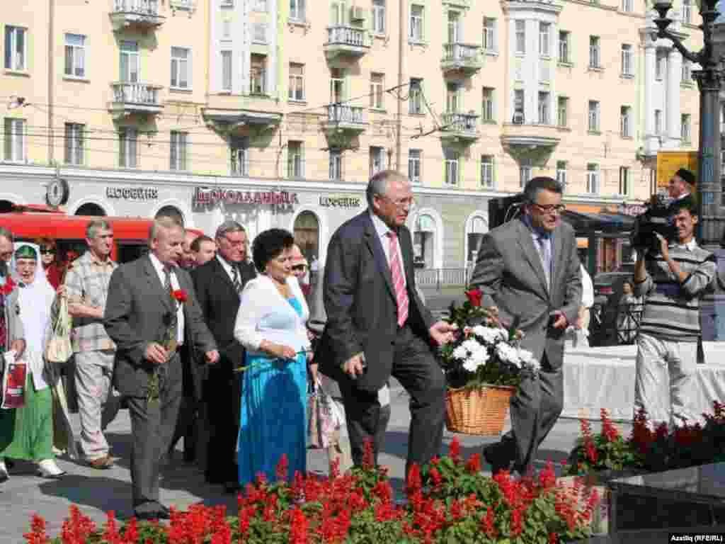 Тукай һәйкәленә алдына чәчәкләр салалар