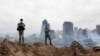 Войници охраняват района на взрива в Бейрут, Ливан