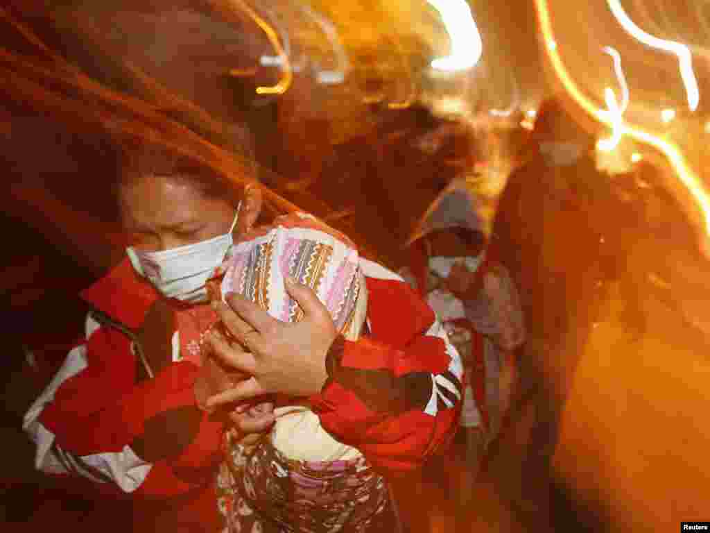 Evakuacija stanovnika ostrava Java, 26.10.2010. Foto: Reuters / Beawiharta 