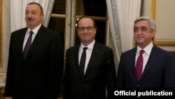 French President Francois Hollande (center) stands with his counterparts, Azerbaijan's İlham Aliyev (left) and Armenia's Serzh Sarkisian before their talks in Paris on October 27.