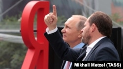 Президент РФ Владимир Путин посетил офис компании «Яндекс» в Москве