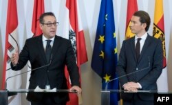 Cancelarul Sebastian Kurz (dr.) și vice-cancelarul Heinz-Christian Strache la o conferință de presă în decembrie 2017 (Photo by JOE KLAMAR / AFP)