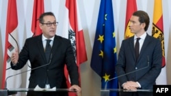 Fostul vice-cancelar Heinz-Christian Strache și cancelarul Sebastian Kurz la conferința de presă după prima ședință a noului guvern de coaliție, 19 decembrie 2017