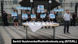 Стіл та посуд під посольством Росії, Київ, 25 липня 2019 року