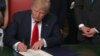 دونالد ترامپ می گوید، این مصوبه را «به خاطر وحدت ملی آمریکا» امضا کرده است