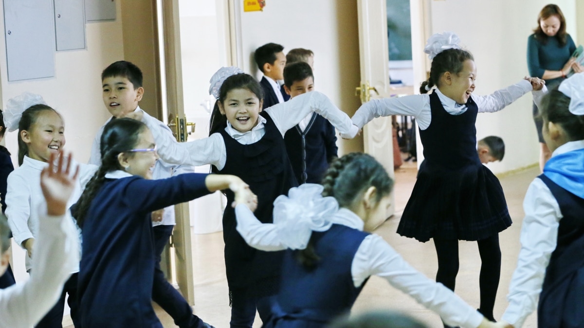 Таджикские школьники на перемене