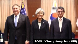 (soldan sağa) Mike Pompeo, Kang Kyung-wha və Taro Kono 